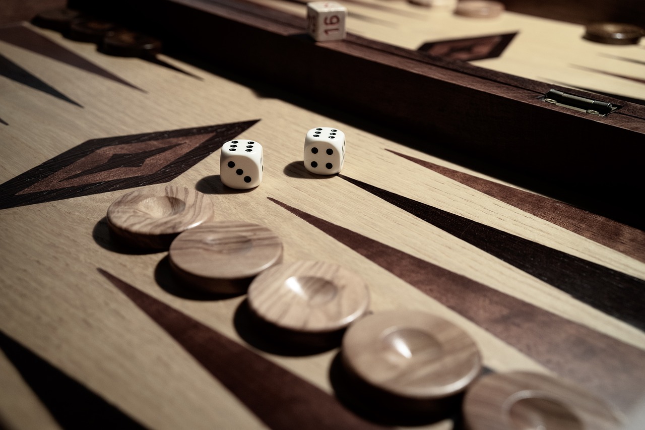 dice, backgammon, strategy-3983634.jpg